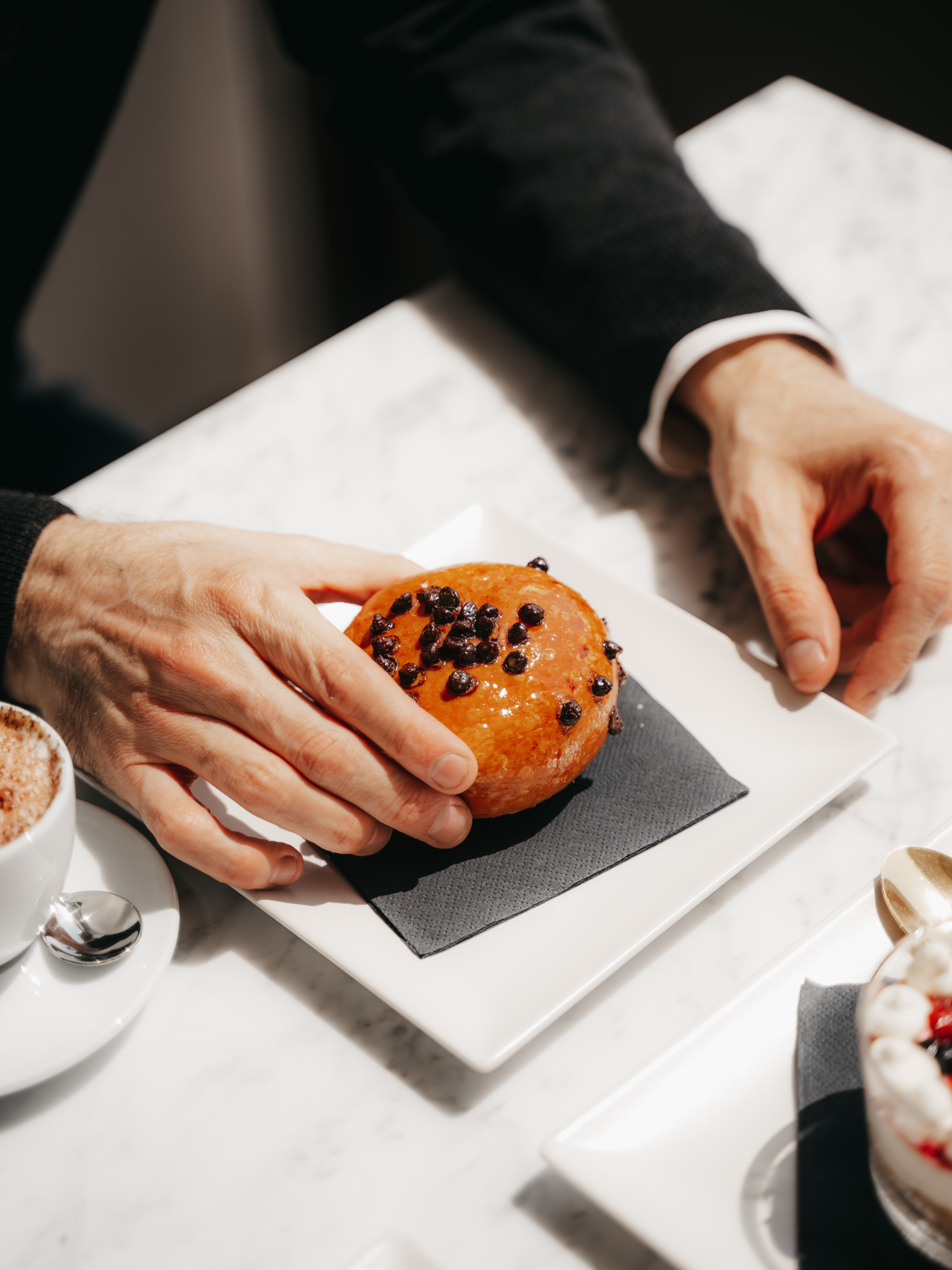 Mani che tengono una brioche